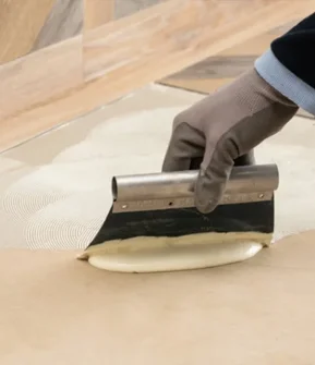 Dettaglio finiture pavimenti in parquet e gres a Venezia