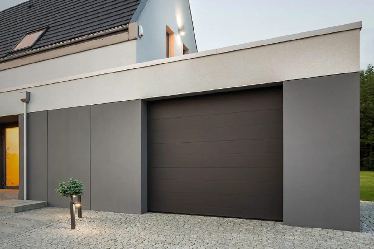 Portoni per garage sezionali e basculanti installati da Innova Casa a Venezia