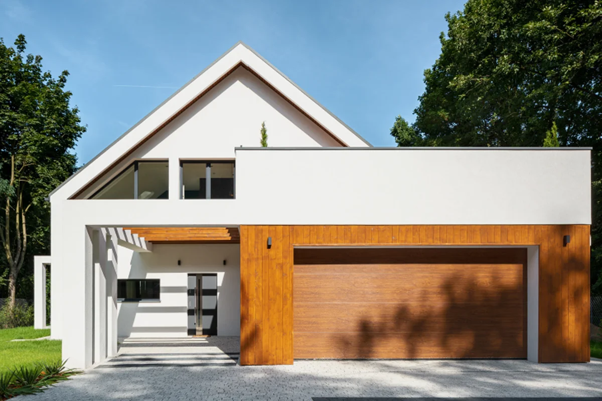Portoni per garage sezionali e basculanti installati da Innova Casa a Venezia